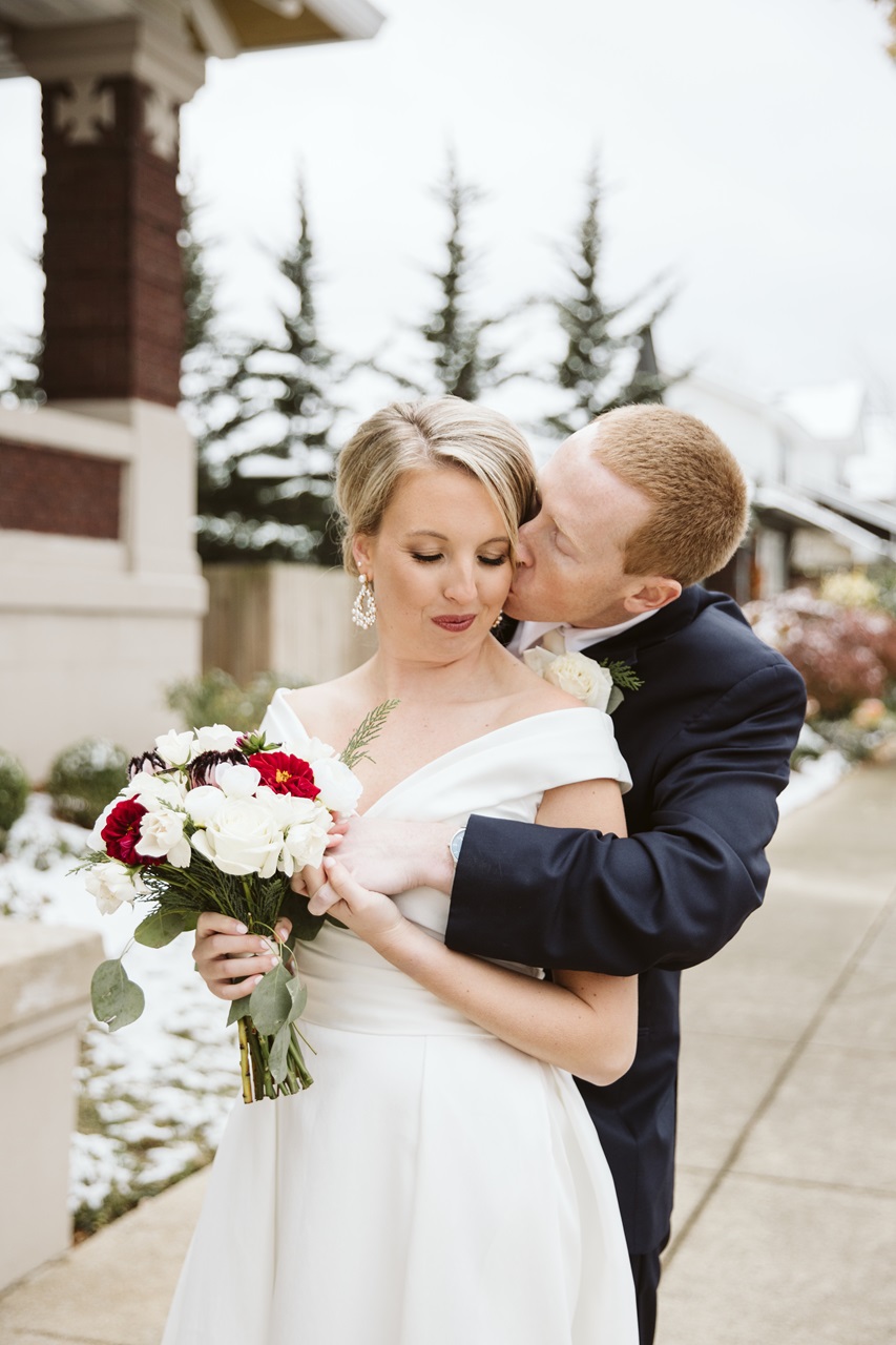 Timeless Wedding Dresses To Lookout : All-over lace V-neck semi